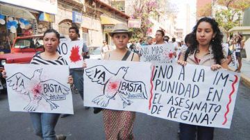 Foto de archivo que muestra a periodistas mexicanos protestando por el reciente asesinato de varios reporteros en Veracruz.