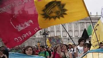 Marcha de los 'indignados' en Madrid, ayer, pese a habérseles negado estar después de las 22:00 horas.