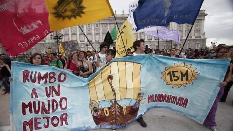 Marcha de los 'indignados' en Madrid, ayer, pese a habérseles negado estar después de las 22:00 horas.