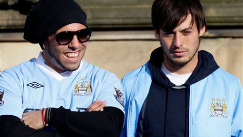 El "Apache" hoy en Manchester junto al "Chino" Silva.
