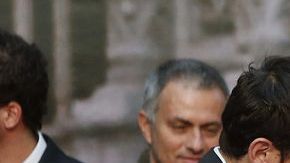 El guardameta y capitán del Real Madrid, Iker Casillas, y el defensa Sergio Ramos (d), en presencia de la presidenta regional Esperanza Aguirre, con el trofeo de ganadores de la Liga 2011-12.