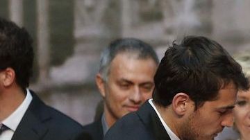 El guardameta y capitán del Real Madrid, Iker Casillas, y el defensa Sergio Ramos (d), en presencia de la presidenta regional Esperanza Aguirre, con el trofeo de ganadores de la Liga 2011-12.