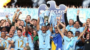 El capitán del Manchester City, Vincent Kompany, levanta la Copa junto a sus  eufóricos compañeros.