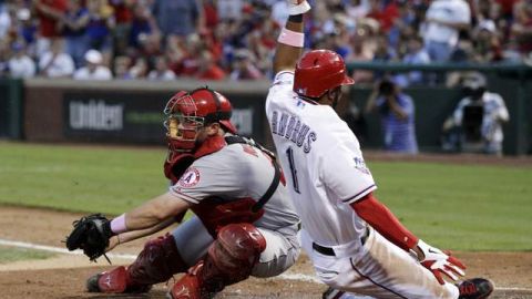 Bobby Wilson (izq.) trata de poner out a Elvis Andrus que se barre.