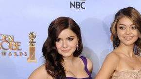 Las actrices Ariel Winter Sarah Hyland Julie Bowen y Sofía Vergara estrellas de 'Modern Family' que ganó el Globo de Oro a la Mejor Serie Comedia/Musical el domingo en la gala.