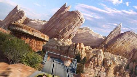 Foto montaje donde se puede apreciar la atracción  Radiator Springs Racers en Cars Land, que abrirá sus puertas el próximo 15 de junio.