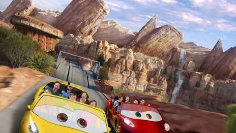 Foto montaje donde se puede apreciar la atracción Radiator Springs Racers en Cars Land, que abrirá sus puertas el próximo 15 de junio.