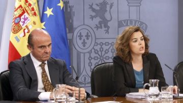El ministro de Economía español, Luis de Guindo y la vicepresidenta de España, Soraya Sáenz,en conferencia, anuncian  medidas adicionales para  la plena credibilidad del sistema financiero.