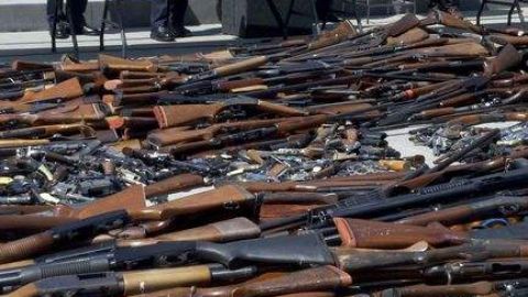 El alcalde Antonio Villaraigosa y el jefe de Policía Charles Beck en la conferencia sobre la entrega anónima de armas en Los Ángeles.