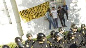 Estudiantes de Berkeley resisten el avance de la policía.