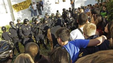Estudiantes de Berkeley resisten el avance de la policía.