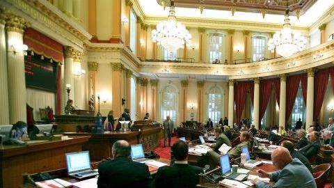 Miembros del Senado del Estado de California en el Capitolio en Sacramento.