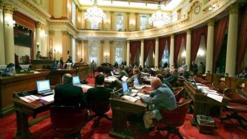 Miembros del Senado del Estado de California en el Capitolio en Sacramento.