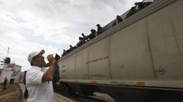 El cura Solalinde habla con inmigrantes centroamericanos que viajan de polizón en el tren llamado 'La Bestia'.