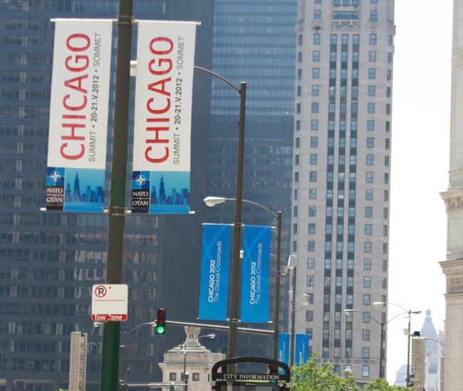 La cumbre de la Organización del Tratado Atlántico Norte se promociona en la avenida Michigan, en el centro de Chicago.