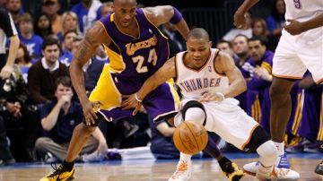 Russell Westbrook del Oklahoma Thunder protege el balón de Kobe Bryant