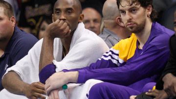 Kobe Bryant (izq.) y Pau Gasol observan desencajados el partido ante los implacables Thunder durante un descanso del juego de anoche.