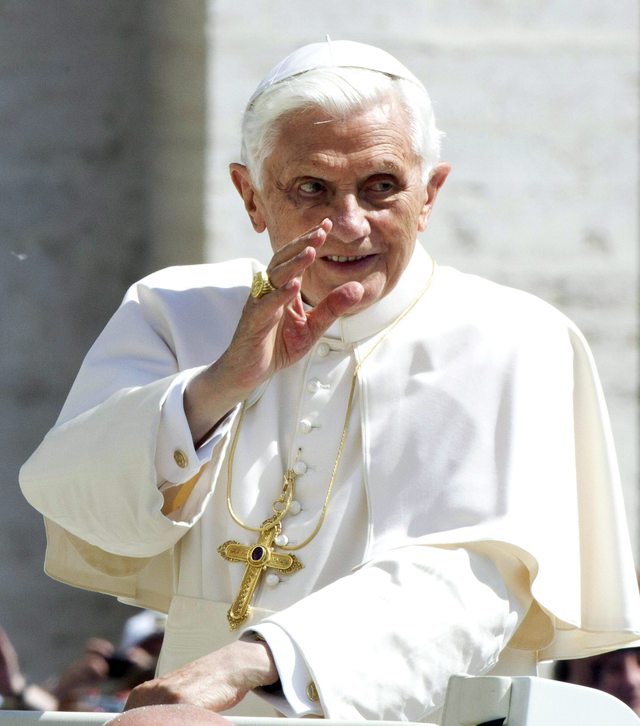 El papa Benedicto XVI durante la audiencia general en la plaza de San Pedro.