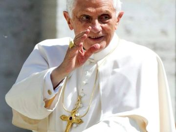 El papa Benedicto XVI durante la audiencia general en la plaza de San Pedro.
