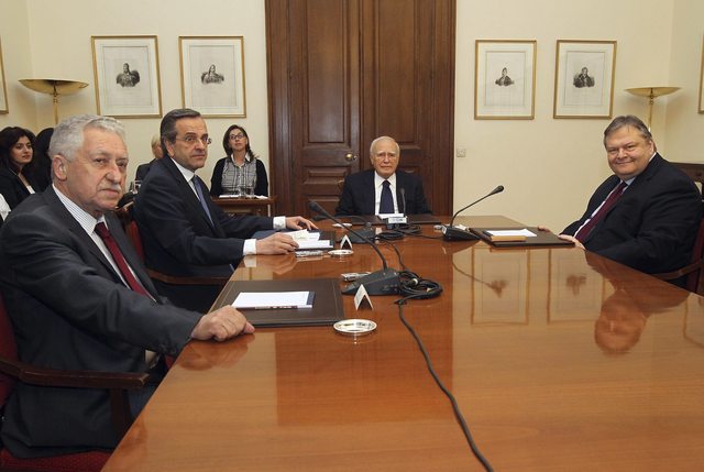 Presidente griego Karolos Papoulias se reúne con líderes.