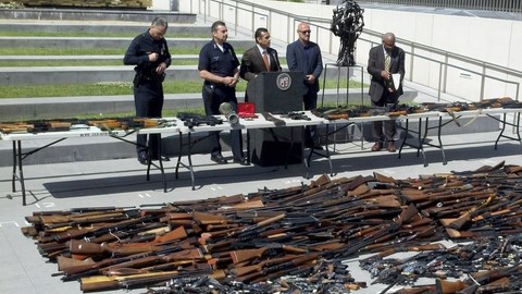 Las casi 1,700 armas decomisadas son mostradas a la prensa por las autoridades, incluyendo al alcalde y al jefe de LAPD.