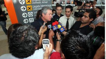 Víctor Manuel Vucetich técnico del Monterrey atiende a la prensa.