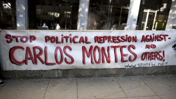 Una pancarta pide un alto a la represión contra el defensor de los derechos civiles, Carlos Montes.
