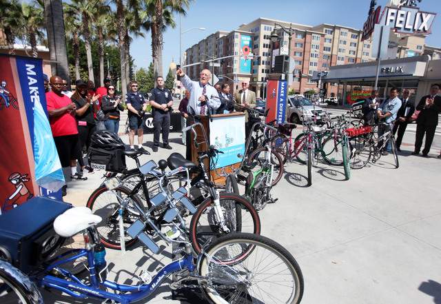 Autoridades hablan de los beneficios de andar en bicicleta durante la inauguración ayer de Bike Week LA.