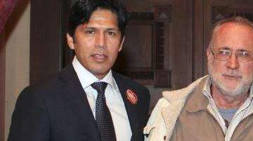 Sicilia (centro) con los senadores Kevin de León  y Leland Yee.