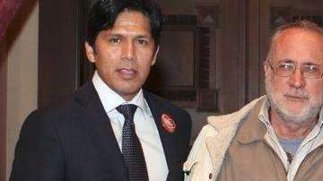 Sicilia (centro) con los senadores Kevin de León  y Leland Yee.