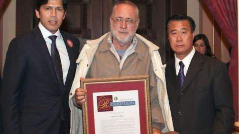 Sicilia (centro) con los senadores Kevin de León y Leland Yee.