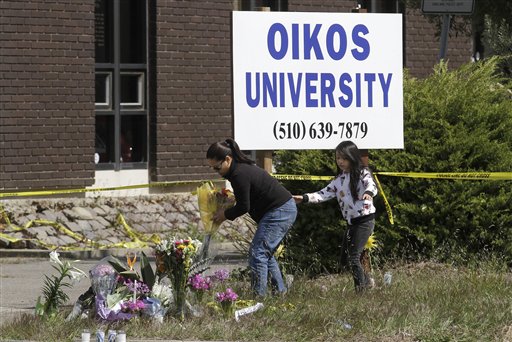 Muchas personas llevaronn flores velas y otros detalles en honor a las siete personas que fueron asesinados en este centro educativo.