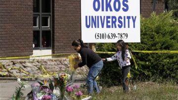 Muchas personas llevaronn flores velas y otros detalles en honor a las siete personas que fueron asesinados en este centro educativo.