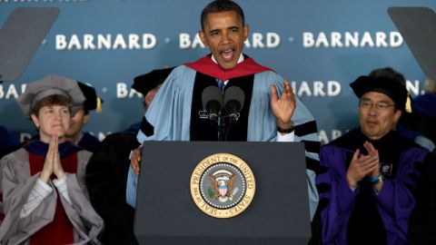 El presidente Obama ofrece el discurso de graduación de la Universidad Barnard, solamente de mujeres.