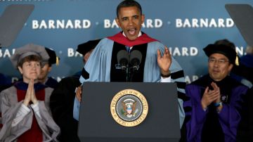 El presidente Obama ofrece el discurso de graduación de la Universidad Barnard, solamente de mujeres.