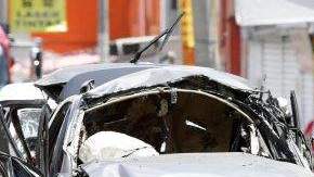 Policías llegan al lugar donde la explosión de una bomba en el interior de un autobús causó la muerte a al menos cinco personas.