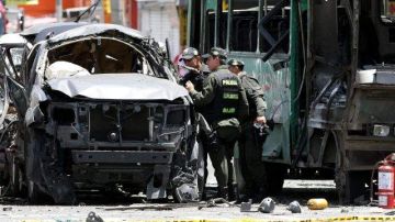 Policías llegan al lugar donde la explosión de una bomba en el interior de un autobús causó la muerte a al menos cinco personas.