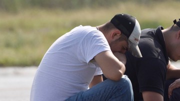 Forenses inspeccionan el lugar donde fueron encontrados los 49 cadáveres.