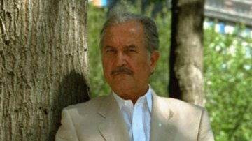 Carlos Fuentes, cerca de Union Square en Nueva York, en octubre de 1995.