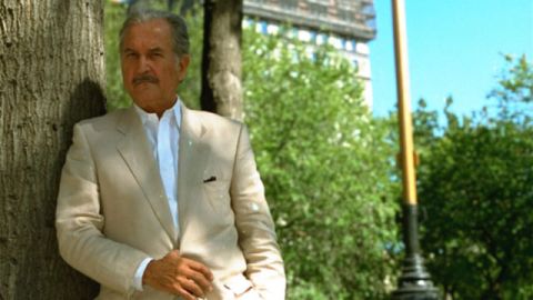Carlos Fuentes, cerca de Union Square en Nueva York, en octubre de 1995.