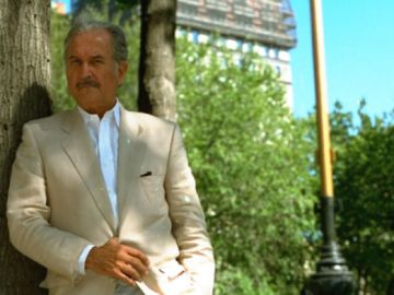 Carlos Fuentes, cerca de Union Square en Nueva York, en octubre de 1995.