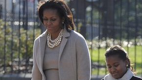 El presidente Barack Obama la primera dama Michelle  (izda) y sus hijas Malia (dcha) y Sasha.
