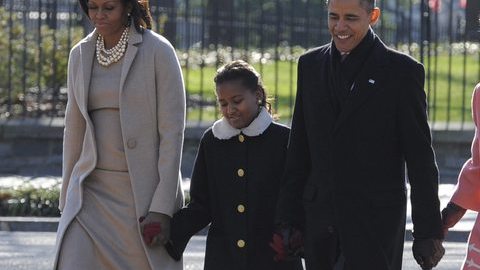 El presidente Barack Obama la primera dama Michelle  (izda) y sus hijas Malia (dcha) y Sasha.