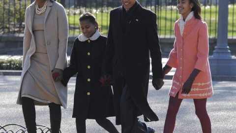 El presidente Barack Obama la primera dama Michelle  (izda) y sus hijas Malia (dcha) y Sasha.