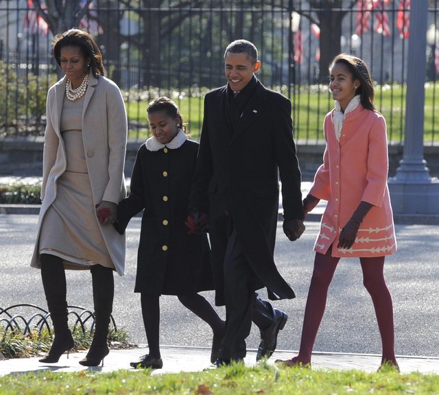El presidente Barack Obama la primera dama Michelle  (izda) y sus hijas Malia (dcha) y Sasha.