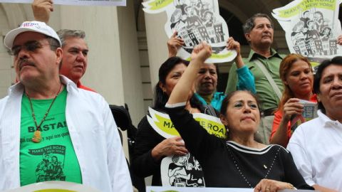 Varios latinos sostienen pancartas y gritan consignas  durante una protesta en la que organizaciones comunitarias y de derechos civiles, políticos e inmigrantes repudiaron la reactivación del programa Comunidades Seguras en Nueva York.