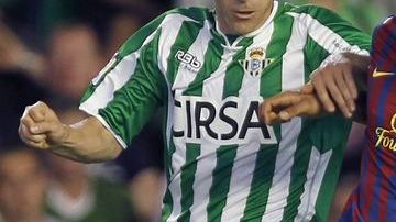 Dani Alves (d) se pelea el balón con Nacho, del Betis.