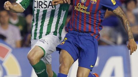 Dani Alves (d) se pelea el balón con Nacho, del Betis.