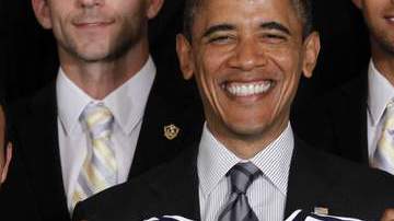 El presidente Barak Obama, junto a David Beckham, muestra sonriente una camiseta del  Galaxy con su nombre durante la visita de ayer.