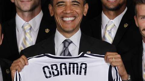 El presidente Barak Obama, junto a David Beckham, muestra sonriente una camiseta del  Galaxy con su nombre durante la visita de ayer.